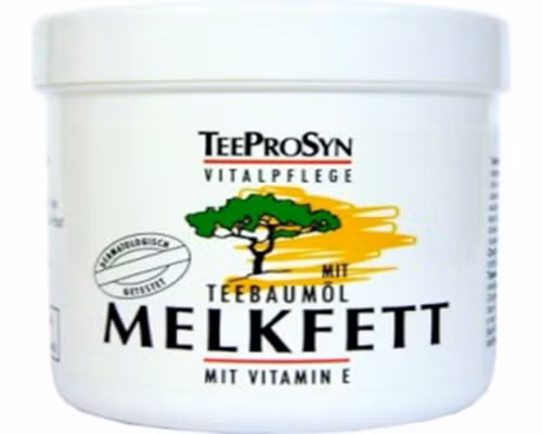 Dầu khoáng (mineral oil) là hợp chất từ dầu hỏa thô, có tác dụng làm mềm da. Chất này tạo thành một rào cản dưỡng ẩm, ngăn da thoát nước nên khi sử dụng, bạn sẽ cảm thấy da mềm hơn.