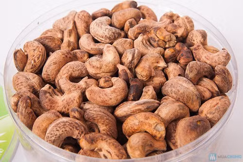 Các loại hạt. Các loại hạt chưa qua chế biến như hạt điều, hạnh nhân đều là lựa chọn nhanh, tiện lợi và tốt cho sức khỏe. Các loại hạt trên có thể giúp giảm nguy cơ bệnh tim, bệnh mà những bệnh nhân tiểu đường có nguy cơ mắc cao. Chúng được xem là thức ăn nhẹ thân thiện với những bệnh nhân tiểu đường.