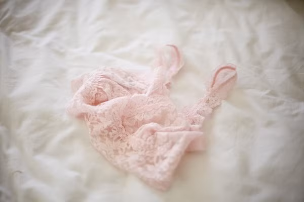 Chuyên gia sản phẩm trong phòng thí nghiệm dệt tại Học viện Good Housekeeping (Anh) phát biểu trên trang Cosmopolitan rằng, nếu người mặc không ra quá nhiều mồ hôi, có thể mặc áo ngực 3-4 lần rồi hãy giặt một lần, thậm chí có thể khoảng 10 lần mặc mới giặt tùy mức độ hoạt động của chủ nhân.