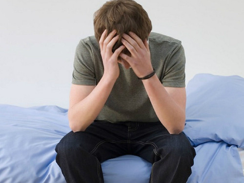 Đi tiểu nhiều. Nếu bạn cảm thấy buồn đi tiểu nhiều hơn, đặc biệt là vào ban đêm thì đó là dấu hiệu của bệnh thận. Bộ lọc của thận kém làm gia tăng nhu cầu đi tiểu nhiều hơn. Ngoài ra, đi tiểu thường xuyên cũng có thể là dấu hiệu của sự nhiễm trùng đường tiểu hoặc tuyến tiền liệt ở nam giới.