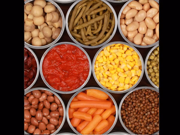 Thực phẩm chế biến sẵn. Tất cả những loại thực phẩm đóng hộp và chế biến đều có chất bảo quản để giữ cho chúng được tươi ngon. Phụ nữ khi mới hỏng thai sức đề kháng cơ thể còn yếu kém do đó rất dễ bị ngộ độc thực phẩm.