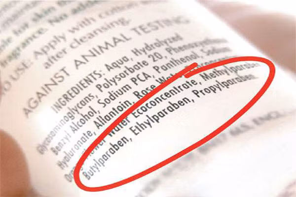 Bác sỹ nội tiết đã quan sát thấy, độ tuổi dậy thì trung bình trong vài thập kỷ qua giảm mạnh. Rối loạn nội tiết cũng có thể dẫn đến phì đại tinh hoàn và vú phát triển ở trẻ nam.