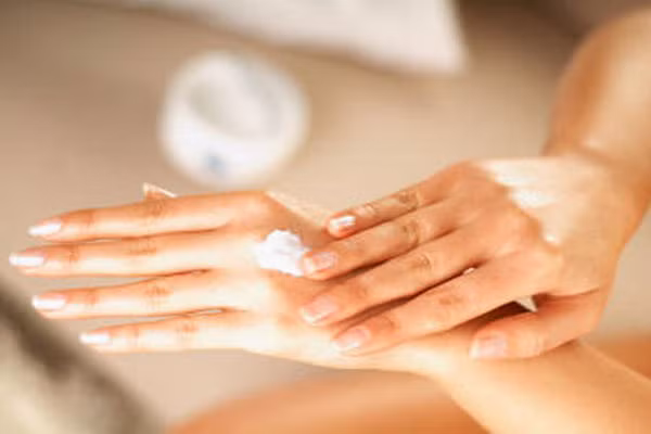 Không chỉ gây ung thư, paraben còn gây ra chứng dậy thì sớm. Do đặc tính của paraben là bắt chước các hormone khác làm cho nó rối loạn nội tiết. Các hormone giả dạng này sẽ đi vào máu và tham gia vào một số chức năng của cơ thể như sinh sản, tiêu hóa và trao đổi chất dẫn đến dậy thì sớm ở bé gái.