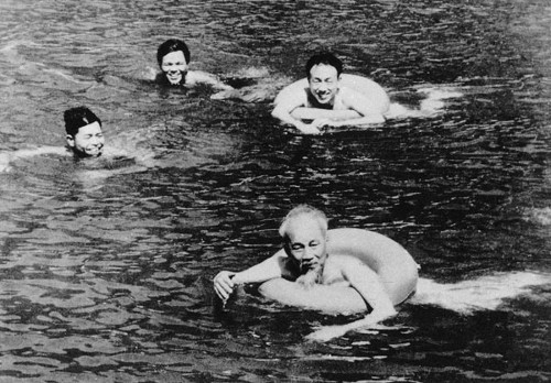 Bác không chỉ thường xuyên luyện võ, chơi bóng chuyền mà còn chăm chỉ tập bơi nữa. Ảnh: edu