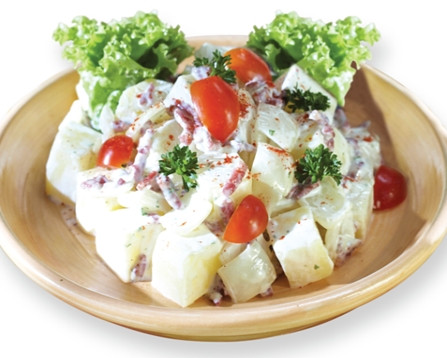 Khoai tây trộn. Khoai tây là một thực phẩm kiềm tính, giàu muối kali. Trong thành phần hóa học hầu như không có nhân purin nên rất tốt cho người bị gút. Khoai tây rán vàng rồi trộn với xì dầu, chút muối và gia vị, ăn trong ngày. Món ăn này dùng rất tốt trong trường hợp bệnh gút tái phát đau trở lại. Ảnh: phunutoday