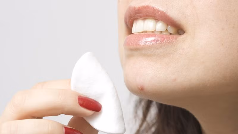 Mụn. Mụn là một trong những biểu hiện thường thấy ở người lo âu, phiền muộn. Hãy bổ sung vitamin E, một chất chống oxy hóa mạnh bảo vệ da chống lại sự xâm nhập từ bên ngoài, chống lại lão hóa và bệnh tim mạch. Bạn nên sử dụng các loại thực phẩm như cải bó xôi, lạc, quả bơ, đu đủ, khoai môn...