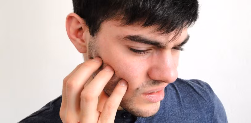 Đau hàm. Đau khớp hàm có thể xuất hiện khi bạn quá căng thẳng, lo âu. Trong trường hợp này, cơ thể người bị thiếu hụt vitamin B5, còn được gọi là vitamin chống stress. Vitamin B5 được tìm thấy trong trứng, rau tươi, gan, nấm và cá.