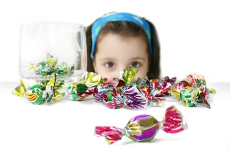 Cho trẻ ăn nhiều đồ ngọt. Nhiều phụ huynh vì mong con mình “béo khỏe” nên thường tẩm bổ cho con bằng các loại thực phẩm nhiều đường. Thường xuyên ăn bánh kẹo, đồ ngọt dễ dẫn đến bệnh sâu răng, béo phì, tệ hơn là các chứng bệnh nguy hiểm sau này như tiểu đường, tim mạch... Ảnh minh họa.