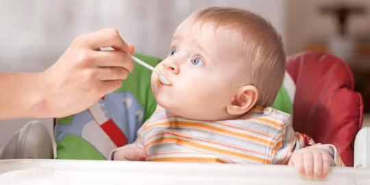 Cho trẻ ăn thức ăn mặn. Thường xuyên ăn mặn sẽ tạo thói quen xấu cho trẻ, làm ứ đọng nước trong cơ thể, lượng chuyển máu của tim tăng lên, dẫn đến bệnh thận và bệnh cao huyết áp rất nguy hiểm cho trẻ sau này. Ảnh minh họa: medicmagic.net.