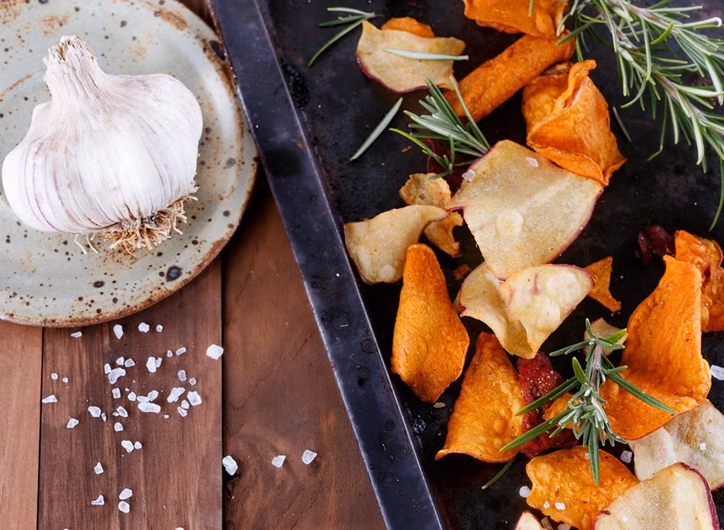 Snack rau. Đây là một chiêu bài của những nhà sản xuất đồ ăn nhanh. Khoai tây chiên đã được cho là không hề tốt cho sức khỏe và snack rau củ cũng vậy. Một phần khoai lang khô còn chứa nhiều calo, chất béo và chất béo bão hòa hơn một phần khoai tây chiên bình thường. Khi chọn snack rau, bạn đừng nên chỉ dựa vào loại rau chủ đạo mà nên chú ý đọc thành phần của nó.