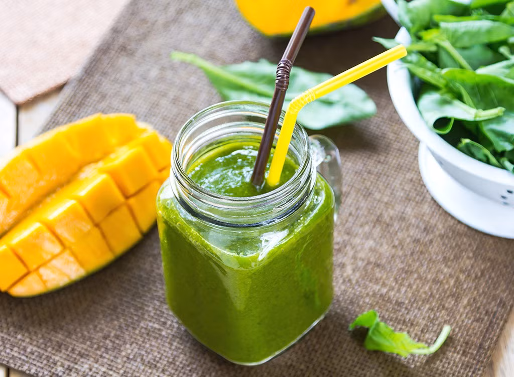 Rau củ xay. Đây cũng là loại thực phẩm không hề giảm cân như mọi người từng nghĩ. Nó cũng giống như nước trái cây nhưng lại bổ sung thêm steroids ( hợp chất chất béo hữu cơ hòa tan).