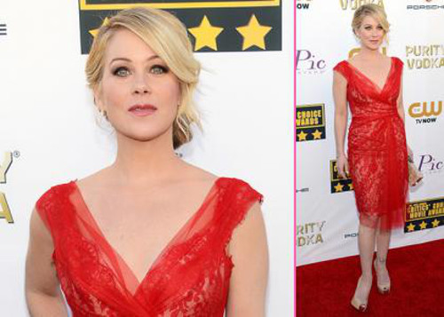 Christina Applegate. Nữ diễn viên Christina Applegate phát hiện mắc ung thư vú vào tháng 8/2008 nhưng chỉ bị một bên ngực. Đầu tiên cô lựa chọn giải pháp cắt bỏ khối u. Tuy nhiên sau khi biết mình mang gen đột biến BRCA1, nữ diễn viên đã quyết định cắt hai bầu ngực để bảo toàn sức khỏe. Ảnh: gossipcenter