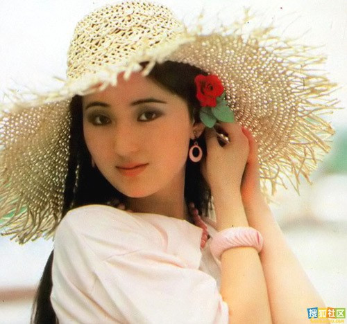 Mãi đến lúc bệnh đã nghiêm trọng, cô mới chịu nghe lời khuyên tới bệnh viện. Cả nhà sững sờ khi biết cô mắc bệnh ung thư vú giai đoạn cuối. Trần Hiểu Húc không muốn phẫu thuật. Sau đó đại mỹ nhân này tới chùa Bạch Quốc Hưng Long ở Trường Xuân (tỉnh Cát Lâm) tu hành. Những ngày tháng cuối cùng, cô sống trong đau đớn vì bệnh tật. Nữ diễn viên qua đời vào tháng 5/2007. Ảnh: zing