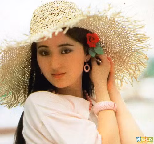 Mãi đến lúc bệnh đã nghiêm trọng, cô mới chịu nghe lời khuyên tới bệnh viện. Cả nhà sững sờ khi biết cô mắc bệnh ung thư vú giai đoạn cuối. Trần Hiểu Húc không muốn phẫu thuật. Sau đó đại mỹ nhân này tới chùa Bạch Quốc Hưng Long ở Trường Xuân (tỉnh Cát Lâm) tu hành. Những ngày tháng cuối cùng, cô sống trong đau đớn vì bệnh tật. Nữ diễn viên qua đời vào tháng 5/2007. Ảnh: zing