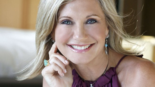 Olivia Newton-John, cô ca sĩ kiêm diễn viên này được chẩn đoán mắc ung thư vú năm 1992 khi cô 44 tuổi. Ngôi sao người Anh cho biết: "Tôi đã cắt bỏ một phần bầu ngực và tái tạo. Đó là một hành trình dài nhưng giờ đây tôi hoàn toàn thoát khỏi căn bệnh ung thư. Trải nghiệm này đã giúp tôi trở nên thấu hiểu và giàu lòng trắc ẩn hơn". Ảnh: news