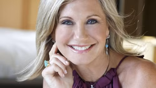 Olivia Newton-John, cô ca sĩ kiêm diễn viên này được chẩn đoán mắc ung thư vú năm 1992 khi cô 44 tuổi. Ngôi sao người Anh cho biết: "Tôi đã cắt bỏ một phần bầu ngực và tái tạo. Đó là một hành trình dài nhưng giờ đây tôi hoàn toàn thoát khỏi căn bệnh ung thư. Trải nghiệm này đã giúp tôi trở nên thấu hiểu và giàu lòng trắc ẩn hơn". Ảnh: news