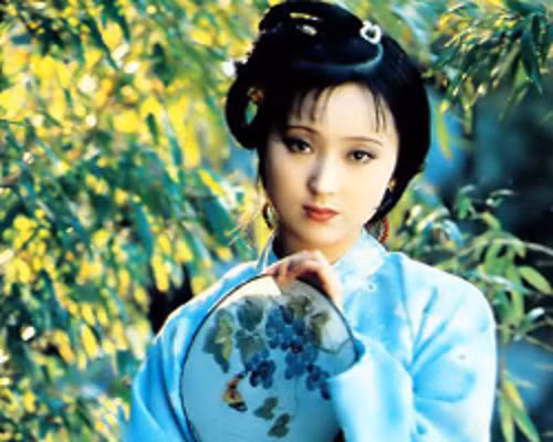 Trần Hiểu Húc được ví là nàng Lâm Đại Ngọc bước ra từ tiểu thuyết Hồng lâu mộng. Đây là vai diễn đầu tiên và cũng là vai diễn thành công nhất trong sự nghiệp của cô trên màn ảnh nhỏ. Năm 2006, Hiểu Húc có dấu hiệu mệt mỏi, dáng vẻ tiều tụy nhưng cô từ chối đến bệnh viện khám sức khỏe. Ảnh: vtc