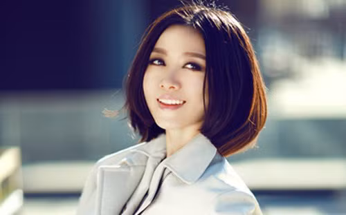 Diêu Bối Na được biết đến là nữ ca sỹ nổi tiếng tại Trung Quốc. Cô từng sở hữu nhiều giải thưởng âm nhạc cũng như được yêu mến với nhiều ca khúc "thần kỳ". Ngày 16/1/2015, Diêu Bối Na đã qua đời vì căn bệnh ung thư vú di căn lên não. Ảnh: kenh14