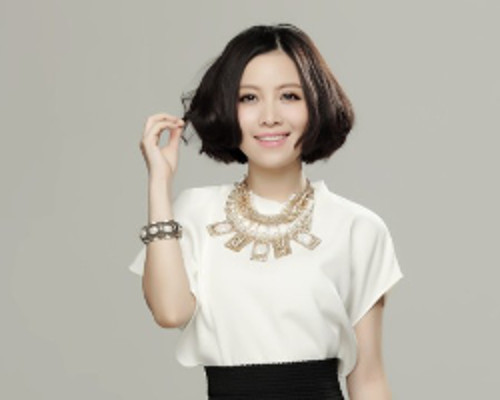 Bối Na phát hiện mình mắc bệnh năm 2011. Tuy nhiên, cô luôn thể hiện tinh thần lạc quan cùng niềm đam mê ca hát. Cô từng xuất hiện trên tạp chí Trendshealth để chia sẻ về bệnh ung thư vú, với hy vọng phụ nữ mạnh mẽ hơn khi đối diện với bệnh tật. Ảnh: thethaovanhoa