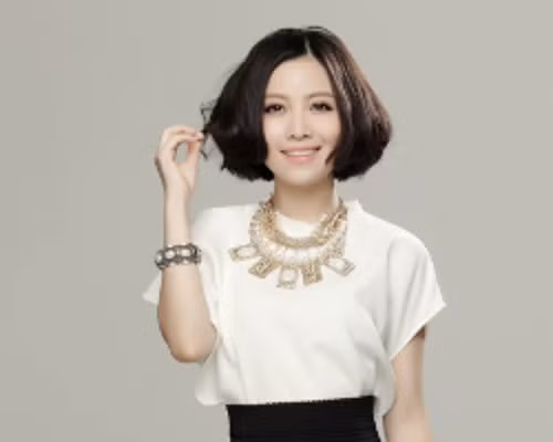 Bối Na phát hiện mình mắc bệnh năm 2011. Tuy nhiên, cô luôn thể hiện tinh thần lạc quan cùng niềm đam mê ca hát. Cô từng xuất hiện trên tạp chí Trendshealth để chia sẻ về bệnh ung thư vú, với hy vọng phụ nữ mạnh mẽ hơn khi đối diện với bệnh tật. Ảnh: thethaovanhoa