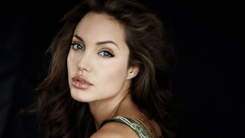 Với ca mổ, cơ hội tiến triển thành bệnh ung thư vú của Angelina Jolie giảm từ 87% xuống còn 5%. Gần đây nhất, cô phẫu thuật cắt cả buồng trứng để ngặn chặn triệt để nguy cơ ung thư, giữ sinh mạng cho các con được nhìn thấy mẹ mỗi ngày. Ảnh: insidehollywood