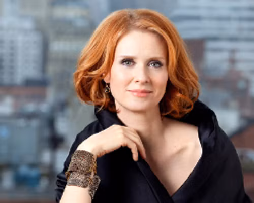 Cynthia Nixon, nữ diễn viên của bộ phim ăn khách Sex and the City, được chẩn đoán ung thư sau khi chụp X quang tuyến vú. 18 tháng sau khi điều trị, Cynthia Nixon trở thành đại sứ chính thức cho tổ chức Susan G. Komen for the Cure - nơi nghiên cứu, điều trị ung thư vú lớn nhất ở Mỹ. 6 năm sau cuộc chiến với ung thư vú, Cynthia đã đóng vai một bệnh nhân ung thư vú trong vở kịch Wit ở Broadway. Ảnh: cloudfront