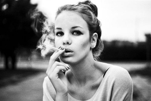 Nhiễm trùng ống dẫn trứng. Nhiều nghiên cứu cho thấy, phụ nữ hút thuốc hoặc thường xuyên hút phải khói thuốc có nhiều dấu hiệu bất thường trong ống dẫn trứng. Các nhà khoa học cho rằng thuốc lá có tác động xấu tới cơ quan miễn nhiễm. Những thay đổi đó có thể làm gia tăng nhiễm trùng ống dẫn trứng. Ảnh: cigarettesreporter