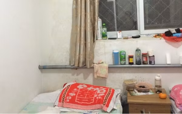 Một căn phòng ở khách sạn ung thư có 2 chiếc giường, 1 chiếc tivi ngoài ra không có gì khác. Ở đây, không có điều dưỡng chăm sóc bệnh nhân ung thư nhưng lại có nhà bếp để bệnh nhân có thể giúp đỡ nhau.