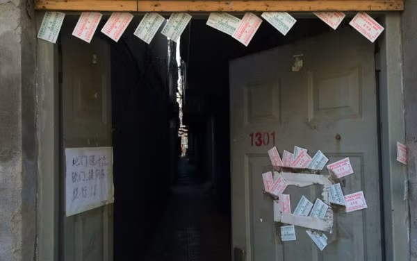 Chỉ cách vài trăm mét về phía Tây của một bệnh viện điều trị ung thư hàng đầu tại Bắc Kinh, một tòa nhà được người dân nước này ưu ái gọi tên “khách sạn ung thư”. Đây là chỗ ở tạm thời, giá rất rẻ được xây dựng nhằm hỗ trợ hàng trăm bệnh nhân đang chờ đợi để hóa trị, xạ trị và phẫu thuât.