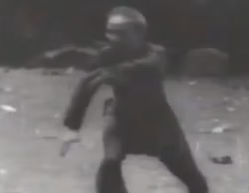 Hình ảnh Bác nâng tạ, tập Thái cực quyền, chạy bộ... khiến người dân không khỏi nể phục. Với Bác, rèn luyện thể dục thể thao là lẽ sống, là điều hiển nhiên để có thể đảm bảo được sức khỏe tốt nhất phụng sự Tổ quốc và nhân dân. Ảnh: youtube