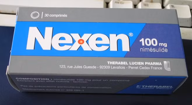 NEXEN. Chỉ định: viêm xương khớp và đau bụng kinh. Tác dụng phụ: vấn đề về gan, viêm gan tối cấp, đôi khi dẫn tới tử vong.