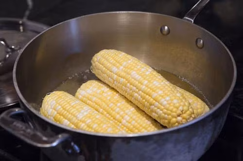 Ngô. Dù chứa tinh bột nhưng ngô lại không hề gây tăng cân. Với hàm lượng chất xơ cao, lượng đường hòa tan thấp, ngô chính là lựa chọn rất tốt cho những người muốn giảm cân. Bạn có thể thoải mái ăn ngô mà không lo béo. Ngoài ra, ngô còn có tác dụng làm chậm quá trình lão hóa, chống ung thư và làm đẹp da. Ảnh: webnauan