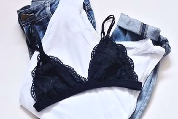 Về cách giặt, nếu giặt bằng máy giặt, chị em nên cho chúng vào túi lưới và chọn chế độ giặt nhẹ nhất. Ngoài ra, không nên chọn chế độ sấy áo ngực, mà để áo khô tự nhiên, và cho chúng nằm dài trên sàn phơi đồ.