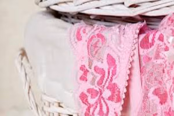 Bạn cũng nên sắm sửa nhiều loại áo ngực để tránh việc dùng nhiều một cái khiến chúng đàn hồi. Thế nhưng, mặc áo ngực 2 ngày liên tiếp cũng không có vấn đề gì. Bạn chỉ cần chú ý, lấy nó ra vào ban đêm để áo ngực có thời gian khôi phục hình dáng cũ của nó.