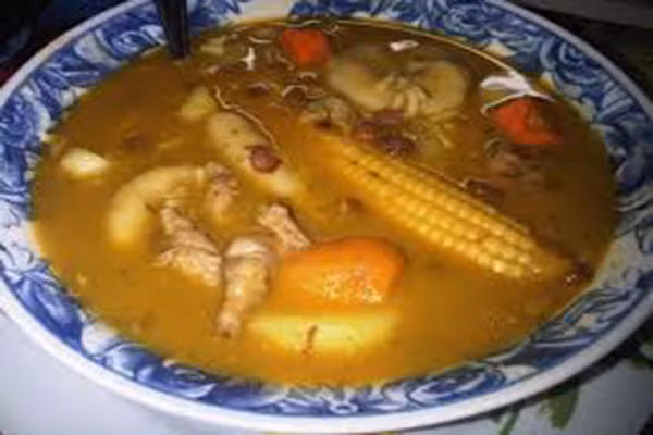 Súp chân gà của Jamaica. Chân gà nấu soup là phong cách ẩm thực độc đáo của Jamaica. Món soup này là sự hòa trộn của rất nhiều thành phần bao gồm: chân gà, khoai lang, chuối xanh, khoai tây, bánh bao và nhiều loại gia vị khác nhau. Chân gà sẽ hầm nhừ trong khoảng 2 giờ và đây là một trong những món ăn thường được dùng trong những bữa ăn chính của người dân nơi đây.