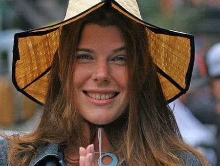 Liz (Elizabeth) ở NewJersy, Mỹ không chỉ xinh đẹp mà còn có tính cách rất mạnh mẽ. Trước đó, Liz hẹn hò với bạn trai Max được 2 năm. Nhưng rồi, vào tháng 9/2010, bác sĩ chẩn đoán Liz bị ung thư xương.