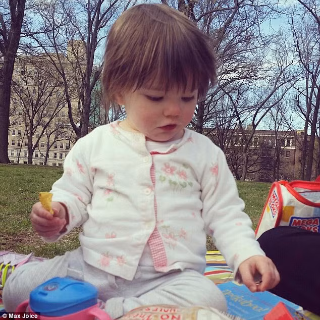 Max, chồng Liz, bên cạnh niềm hạnh phúc khi được chào đón con là nỗi đau không nói nên lời khi mất đi người vợ mà anh yêu thương. Anh với con gái sẽ tiếp tục gìn giữ những gì mà người vợ yêu thương đã để lại.