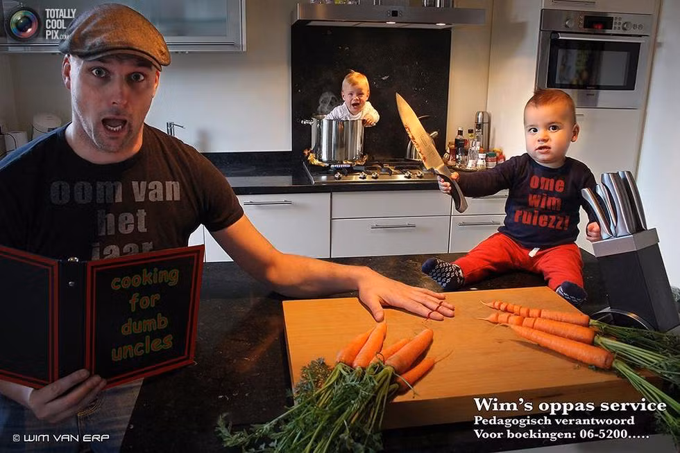 Cặp sinh đôi trở thành "siêu quậy" dưới ống kính của bố với nhiều tình huống dở khóc, dở cười.