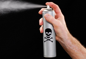 Nước thơm xịt phòng. Một số loại nước thơm xịt phòng được coi là chất gây ung thư vì chúng có chứa các hợp chất độc hại dễ bay hơi như este phthalate. Theo một nghiên cứu của Hội đồng Bảo vệ Tài nguyên Thiên nhiên (NRDC), đa số các loại nước hoa khử mùi có chứa hóa chất có thể làm trầm trọng thêm các trường hợp mắc bệnh hen xuyễn hoặc ảnh hưởng đến quá trình phát triển của hệ thống sinh sản.