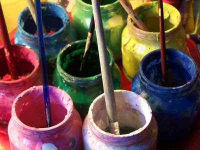 Các loại keo dán, nhựa, sơn, thuốc nhuộm, phẩm màu... Một số vật dụng như nhựa epoxy, keo xi măng, sơn màu và các loại dung môi có chứa hóa chất có thể gây dị ứng, gây ảnh hưởng đến sức khỏe và có khả năng gây nên ung thư. Trẻ em là đối tượng dễ bị tổn thương nhất do tỷ lệ trao đổi chất ở trẻ thường cao hơn so với hệ thống miễn dịch còn non nớt của trẻ. Do vậy hãy để trẻ em tránh xa khỏi những vật dụng chứa các chất trên.