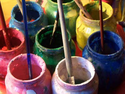 Các loại keo dán, nhựa, sơn, thuốc nhuộm, phẩm màu... Một số vật dụng như nhựa epoxy, keo xi măng, sơn màu và các loại dung môi có chứa hóa chất có thể gây dị ứng, gây ảnh hưởng đến sức khỏe và có khả năng gây nên ung thư. Trẻ em là đối tượng dễ bị tổn thương nhất do tỷ lệ trao đổi chất ở trẻ thường cao hơn so với hệ thống miễn dịch còn non nớt của trẻ. Do vậy hãy để trẻ em tránh xa khỏi những vật dụng chứa các chất trên.