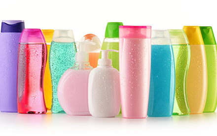 Dầu gội. Những loại dầu gội đầu thông thường có chứa quá nhiều thành phần hóa chất độc hại dù các nhà khoa học vẫn đang tranh cãi rất nhiều về vấn đề này. Tốt hơn hơn bạn nên sử dụng những loại dầu gội tự chế từ các sản phẩm tự nhiên thân thiện. 