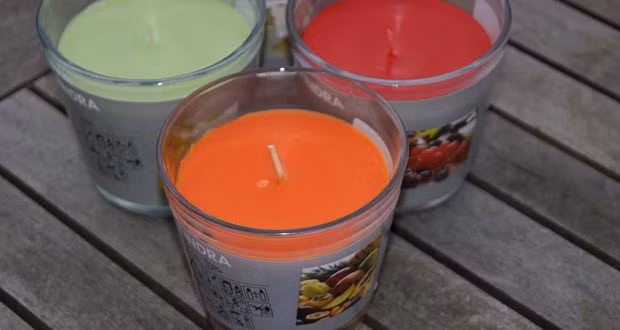 Nến. Theo một nghiên cứu của Ủy ban An toàn Sản phẩm Tiêu dùng Mỹ (CPSC), 40% các loại nến có trên thị trường có chứa chất gây ung thư nằm trong sợi bấc, đặc biệt là ở các loại nến có hương thơm. Theo CPSC, sợi bấc trong một số loại nến thơm có thể phát tán ra lượng chì nhiều hơn trung bình 5 lần, vượt tiêu chuẩn ô nhiễm được quy định bởi Cơ quan Bảo vệ Môi trường (EPA). Tiếp xúc với lượng chì lớn có thể gây ra các rối loạn nội tiết, các vấn đề về hành vi, khó khăn trong học tập và các vấn đề sức khỏe khác. Loại nến được khuyến nghị sử dụng là nến sáp ong với sợi bấc làm từ vải bông.