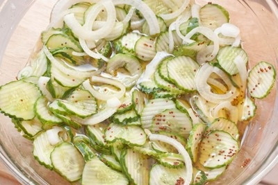 Hạn chế ăn dưa chuột muối. Dưa chuột muối hương vị mặn, chứa chất nitrosamine, đối với những người mắc bệnh gan, bệnh tim mạch, hoặc các vấn đề tiêu hóa và huyết áp cao thì không thích hợp ăn dưa chuột muối.