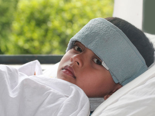 Trị cúm và sốt. Tác dụng của húng quế trong việc trị cúm và sốt theo mùa đã được Đông y đề cập. Cụ thể, trong Đông y có bài thuốc trị cúm, sốt theo mùa như: đem lá húng quế đun sôi rồi chắt lấy nước uống. Có thể dùng nước lá húng quế hàng ngày thay cho nước lọc.