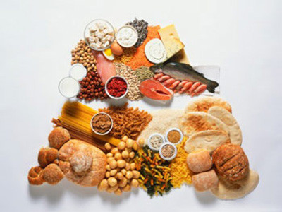 Chất béo này có tác dụng làm giảm hàm lượng triglycerides trong máu, chống viêm, điều hòa nhịp tim... Còn chất béo dạng đơn bất bão hòa trong dầu olive có thể làm giảm cholesterol nói chung và cholesterol xấu (LDL) trong máu, giảm cao huyết áp, chống máu đóng cục, ngăn ngừa sự oxy hóa, tăng nhạy cảm của cơ thể với insulin.