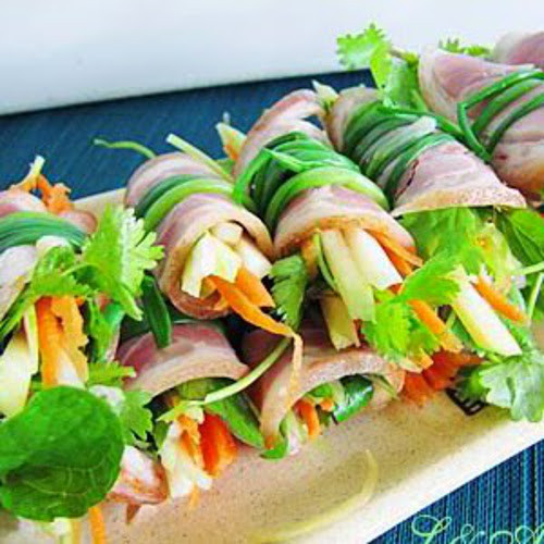 Trải từng lát thịt chân giò trải ra, cuốn thêm vài sợi xoài xanh, cà rốt và rau thơm (kinh giới, rau mùi). Cuộn đều và dùng hành lá để cột chặt lại. Món ăn có thể chấm với sốt mayonnaise hoặc tương ớt pha chanh. Ảnh: blogspot