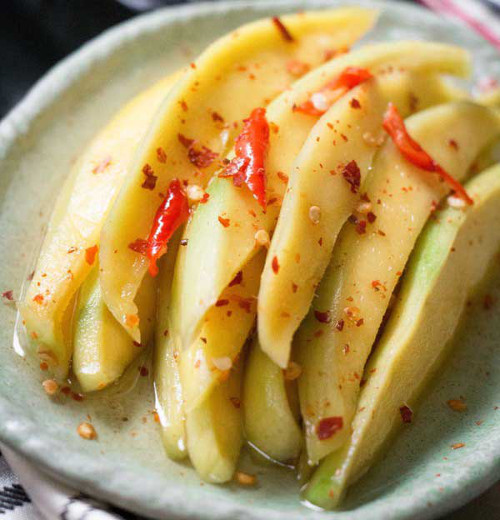 Sau đó, vớt xoài ra rổ, để ráo nước. Tiếp tục cho đường vào trộn đều (1kg xoài xanh, dùng khoảng 100g đường). Khi đường tan hoàn toàn, thì tiếp tục cho 2 thìa muối, ớt vào trộn đều. Để hỗn hợp xoài ngâm trong khoảng 1 tiếng thì cho vào hũ thủy tinh, bảo quản trong tủ lạnh dùng dần. Ảnh: kenhnoitro