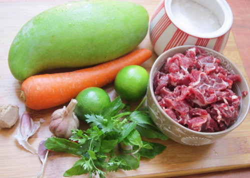 Nộm xoài xanh bắp bò. Món nộm xoài xanh chua chua, giòn giòn rất thích hợp cho bữa cơm cuối tuần. Nguyên liệu làm món nộm này gồm có bắp bò, xoài xanh, cà rốt, tỏi, chanh, ớt, rau mùi, húng quế, mắm, đường, dấm, vừng rang, dầu vừng. Ảnh: eva