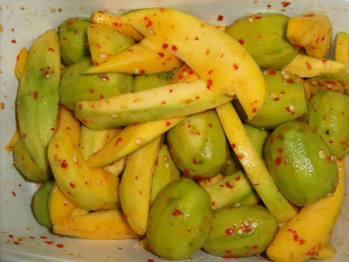 Xoài dầm là món ăn từ xoài xanh phổ biến nhất. Món xoài dầm giòn ngon, ngấm đều gia vị, có vị chua ngọt cay nhẹ vừa ăn rất hấp dẫn. Xoài xanh rửa sạch, để ráo, thái miếng vừa ăn rồi cho vào bát lớn ngâm với đá lạnh khoảng 2 tiếng. Cách này giúp món xoài dầm luôn giòn. Ớt rửa sạch, thái lát dọc dài. Ảnh: naungonmoingay.